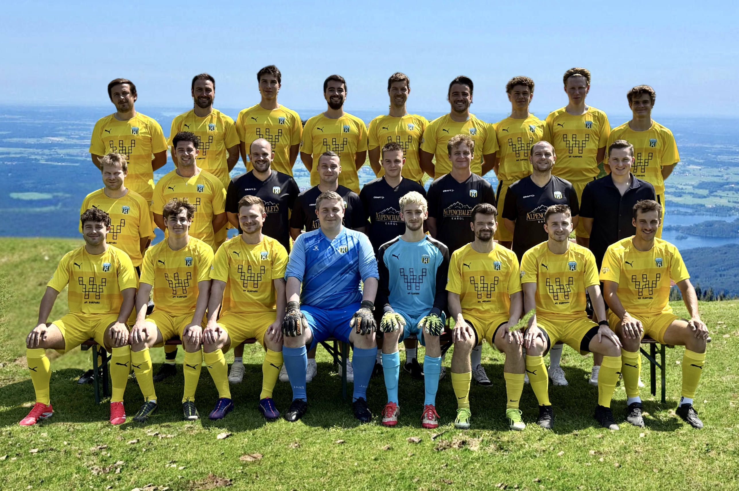 Mannschaftsfoto der Herren des FC Bad Kohlgrub vor Bergpanorama